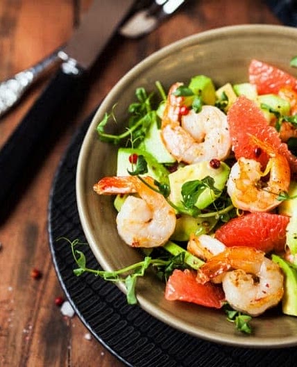 Salade fraîche avec crevettes, pamplemousse et avocat
