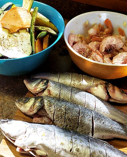 Poisson bar et légumes au four