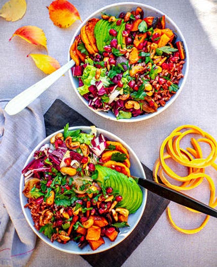 Salade d’hiver aux légumes rôtis, riz rouge & noix de cajou caramélisées