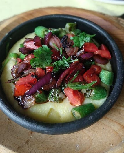Angu com quiabo, shitake e cebola roxa