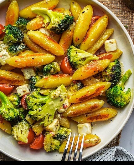 Onepan Brokkoli Schupfnudeln mit Hirtenkäse und Tomaten