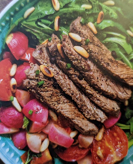 Rucola Salat mit Rinderfilet und gebratenen Radieschen