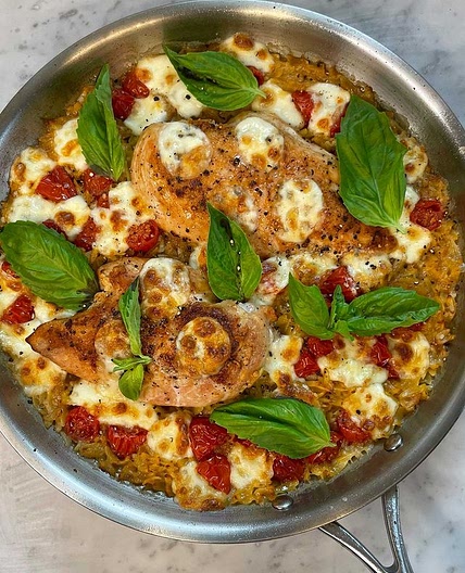 One Pan Chicken Caprese with Orzo is a new STAPLE around here. Not sure what to make for dinner tonight? Make this new one pan dish part of your weekly rotation. It’s SO easy to throw together (and easy to clean up after). 💛Tomato, mozzarella &amp; basil 