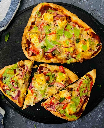 Tandoori Paneer Naan Pizza