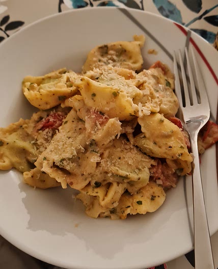 Tortellini mit Cashew-Tomaten-Soße