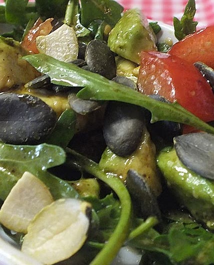 Rucola-Avocado-Tomaten-Salat mit Kürbiskernen