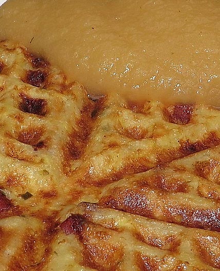 Herzhafte Kartoffelwaffeln mit Lauch und Dörrfleisch