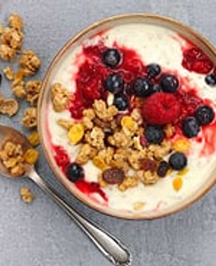 Crunchy-Joghurt-Früchte-Bowl