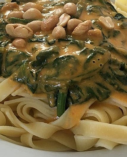 Tagliatelle in veganer Spinat-Erdnuss-Sauce
