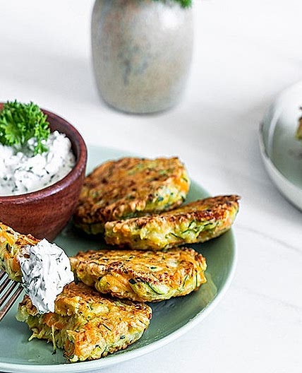 Zucchini-Möhren-Puffer mit Kräuter-Joghurt-Creme
