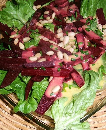 Rote Bete auf Bio-Batavia-Blattsalat mit feiner Senf-Vinaigrette und Pinienkernen