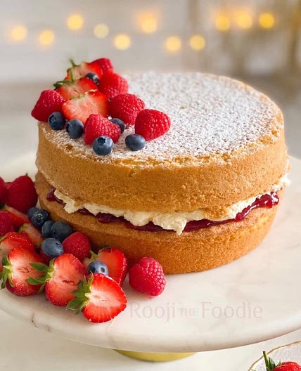 Victoria sponge traybake