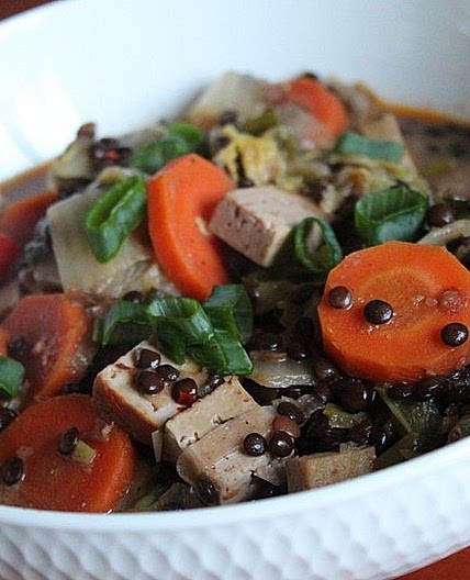 Chinakohl-Tofu-Eintopf mit Kokosmilch und Beluga-Linsen