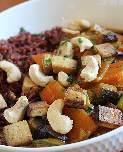 Gemüsepfanne vietnamesischer Art mit Tofu und Curry-Kokos-Sauce