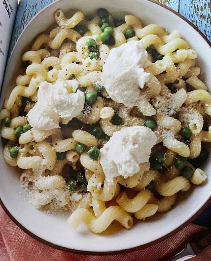Buttered pasta with ricotta and peas