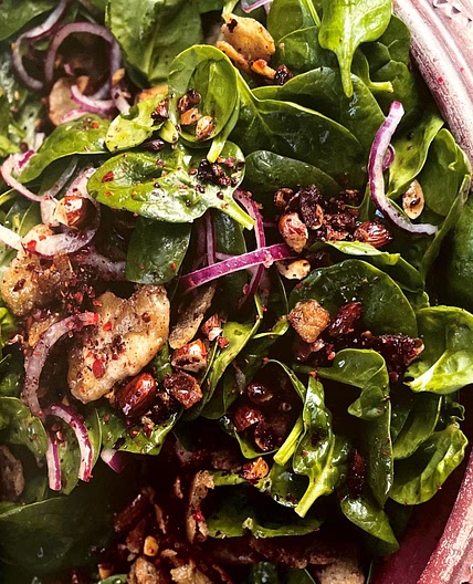 Baby spinach salad with dates & almonds 