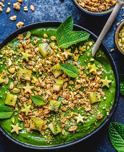 Green smoothie bowl - easy vegan breakfast recipe