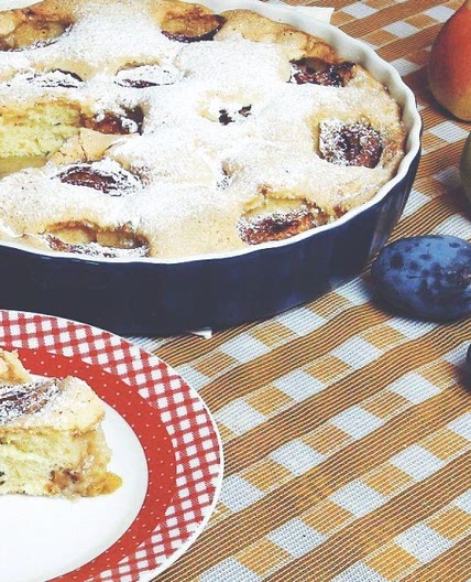 Шарлотка с яблоками и сливами
