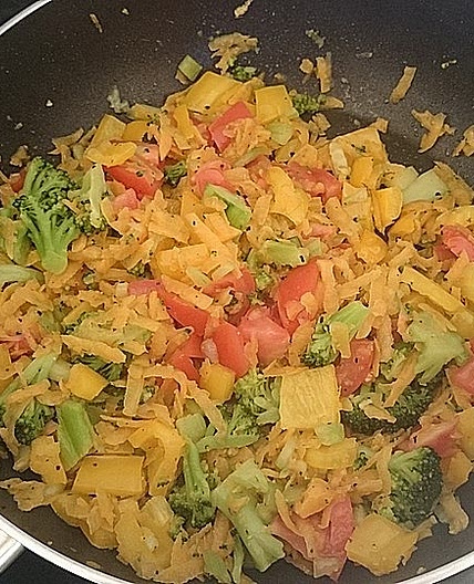 Paleo Süßkartoffelpfanne mit Gemüse und Ei