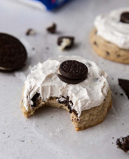 Crumbl 🙀 Cookies & Cream Milkshake Cookies