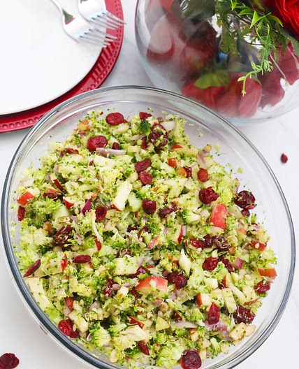 Brocoli Salad, Sweet and Sour with Nut Crunch #wholefood #healthyfood #salade #vinaigrette #veggies