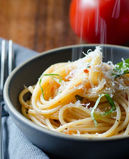 Aglio e Olio with Fresh Tomatoes (Pasta with Garlic and Oil)