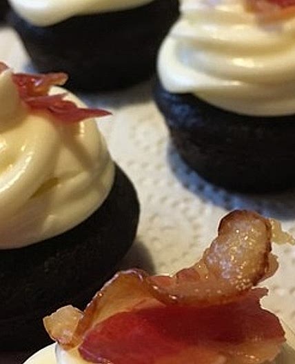 Schokoladen-Bier-Cupcakes mit Ahornsirup-Speck Frosting