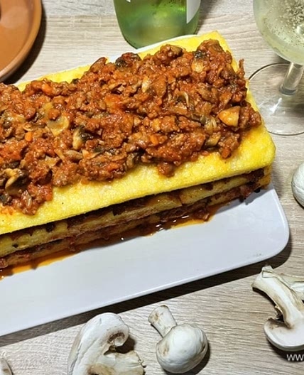 Полента с мясным рагу и грибами