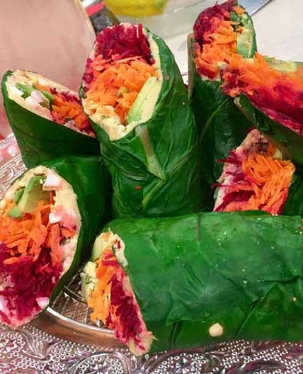 Rolls de acelga con hummus y vegetales