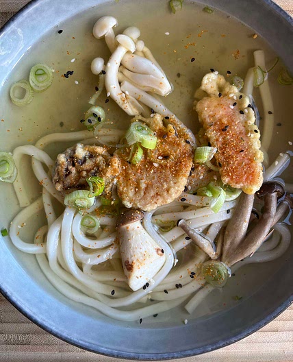 udon con caldo de dashi, setas y tempura de verduras