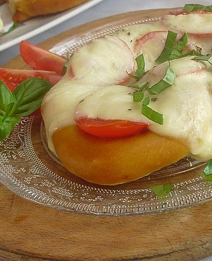 Gefüllte Tomate-Käse-Brezeln