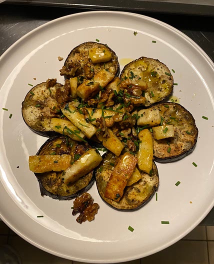 Gebakken aubergine met halloumi, knoflook en noten