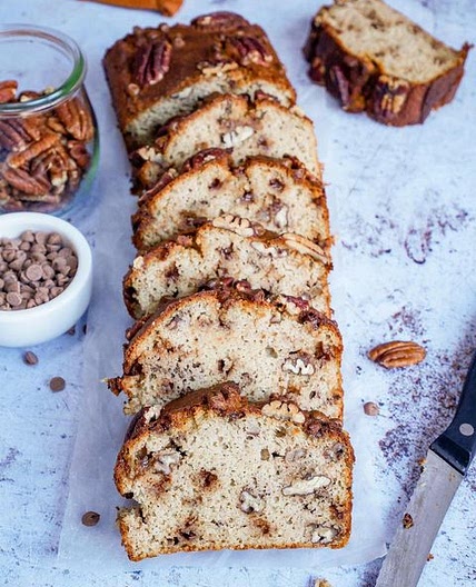 EASY BANANENBROOD MET PECANNOTEN &amp; CHOCOLATE CHIPS🍌 Wat een weer! 🌧 Ik was eigenlijk niet van plan een receptje te posten vandaag maaaaar aangezien dit HET weer is voor een perfecte bakdag dacht ik; let’s drop een beetje bakinspiratie!💥 Bananenbrood