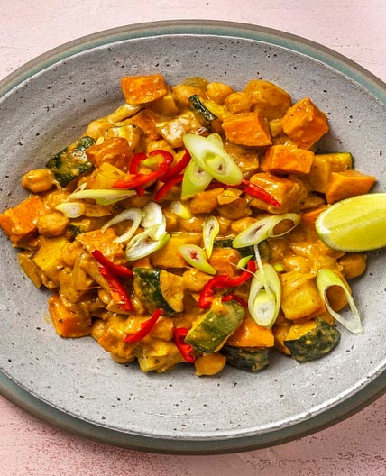 Massaman-Curry mit Erdnuss-Kokos-Soße Bei diesem Gericht wird 50% weniger CO2e durch Zutaten & Transport verursacht als bei einem durchschnittlichen HelloFresh Rezept