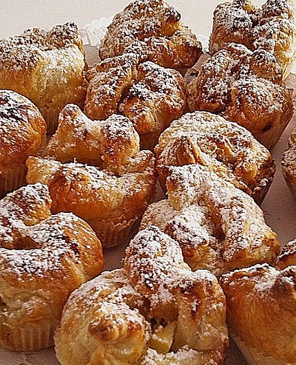 Fruchtige Apfelwolken aus Blätterteig in der Muffinform