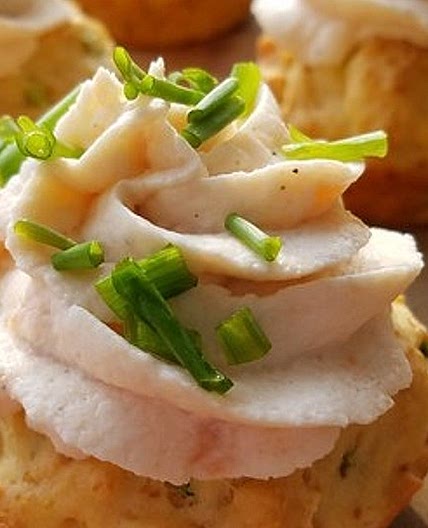 Frühlingszwiebel-Cupcakes mit Räucherlachs-Topping