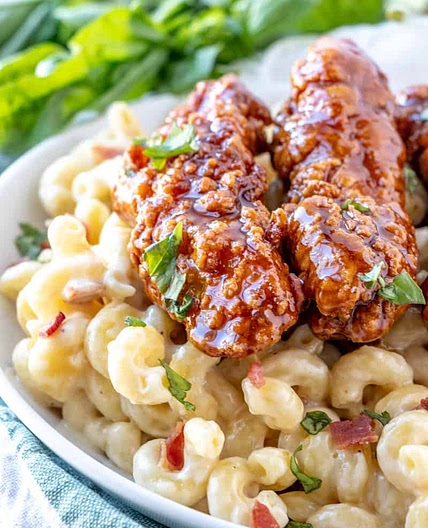 COPYCAT APPLEBEE’S HONEY PEPPER CHICKEN MAC AND CHEESE