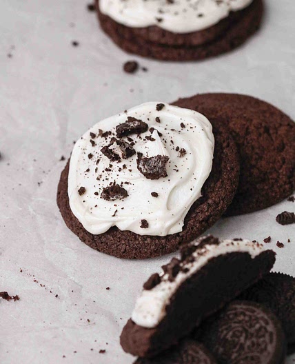 Crumbl 🙀 Oreo Cookie with Buttercream Frosting 