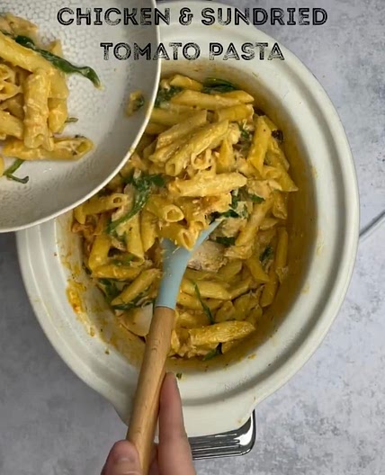 Slow cooker creamy chicken & sun dried tomato pasta 🍅