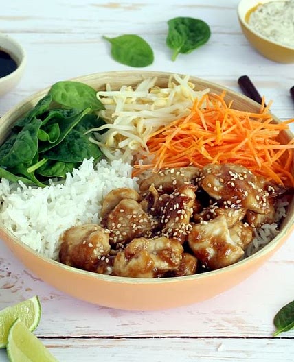 LE plat complet qui nous fait saliver : un poke bowl au poulet teriyaki 🥰 Qui va tester ? La recette 🍃 Ingrédients (pour 4 personnes) : Pour le poke bowl : 200 g de riz long 4 blancs de poulet 120 g de carottes râpées 80 g de pousses d'épinards 100 g de