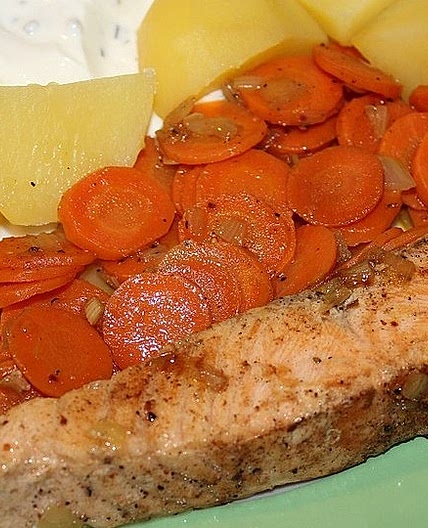 Lachsfilet mit gedünsteten Karotten und Zwiebeln