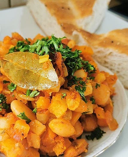 Griechische dicke weiße Bohnen in Tomatensoße