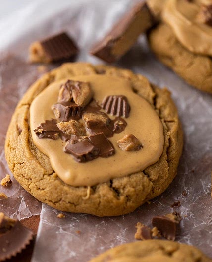 Crumbl 🙀 Reese's Peanutbutter Cup Cookies