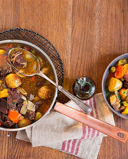 Рагу из говядины со сладким перцем, картошкой и оливками