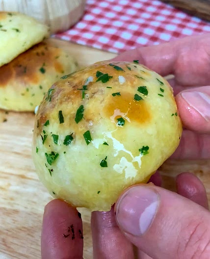 GARLIC BUTTER CHEESE BOMBS