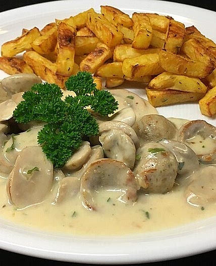 Sahnesauce mit Bratwurst und Champignons