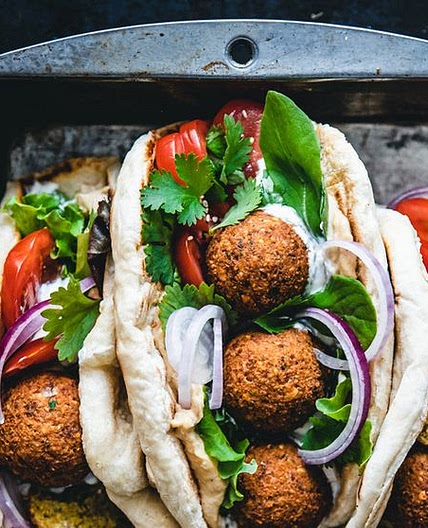 Falafel-Sandwiches mit Hummus und Zitronen-Joghurt-Soße
