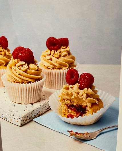 PEANUT BUTTER & JELLY CUPCAKES 🧁 