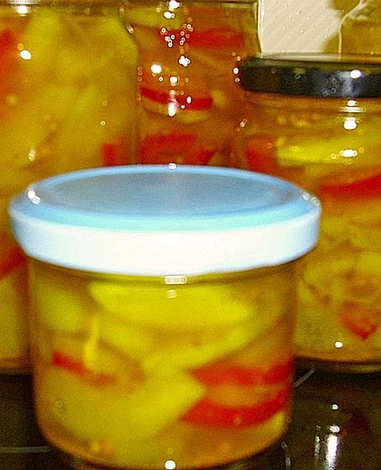 Würziger, eingemachter Zucchinisalat