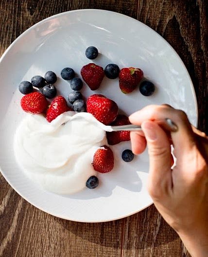 Yoghurt with berries